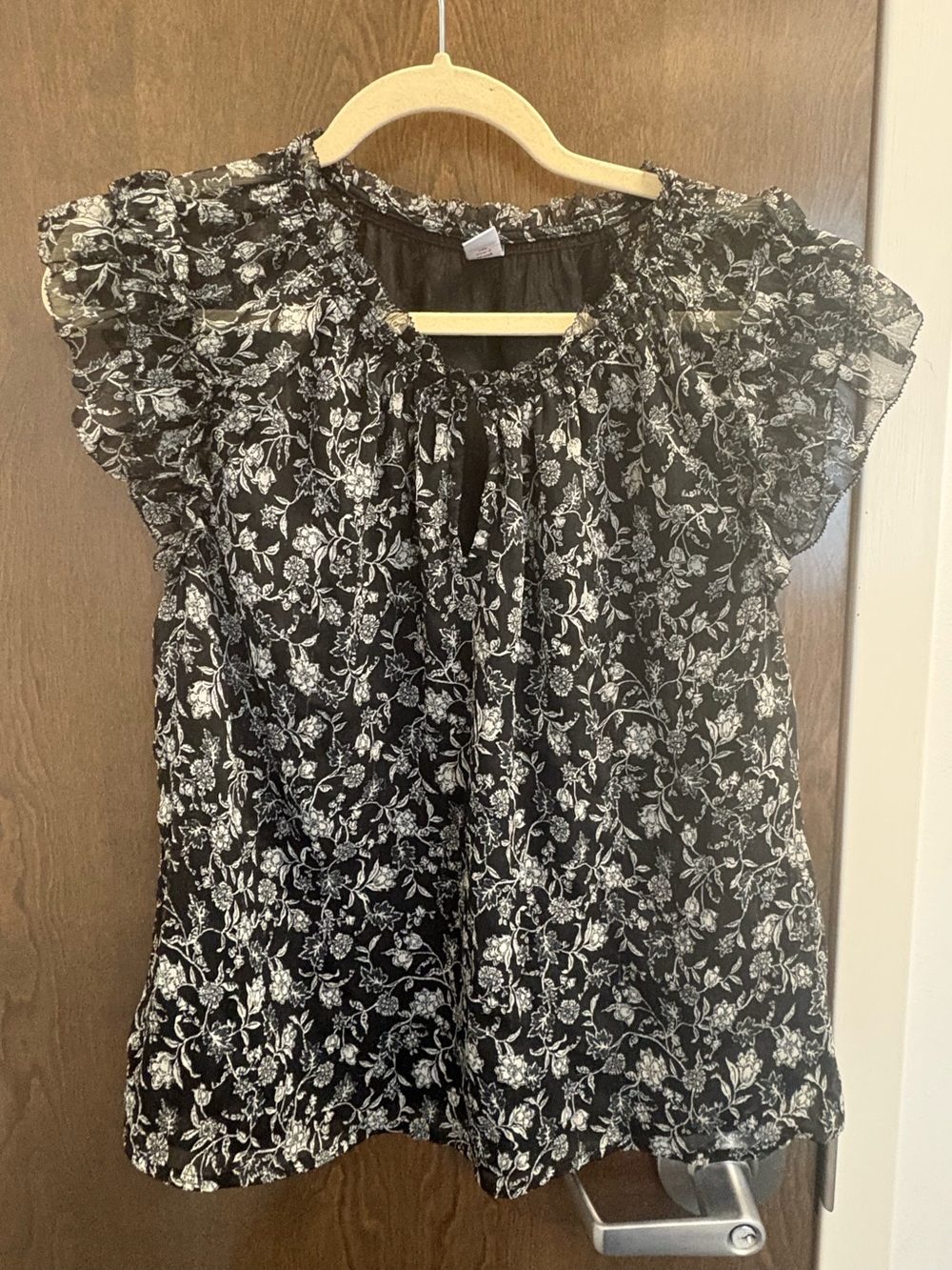 Old Navy Black Floral Flutter-Sleeve Blouse Size Medium